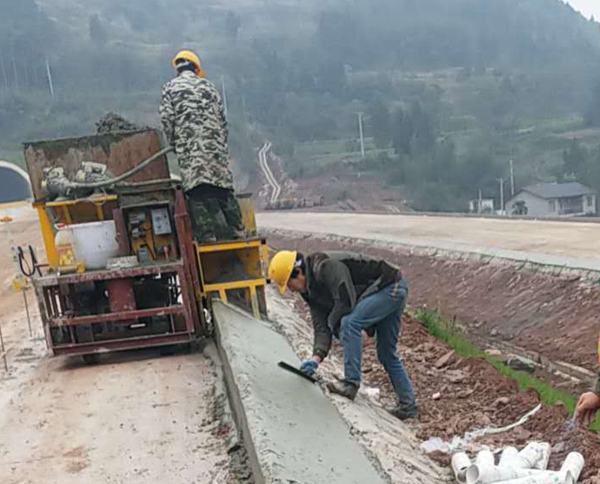 路肩墻滑膜機施工現場